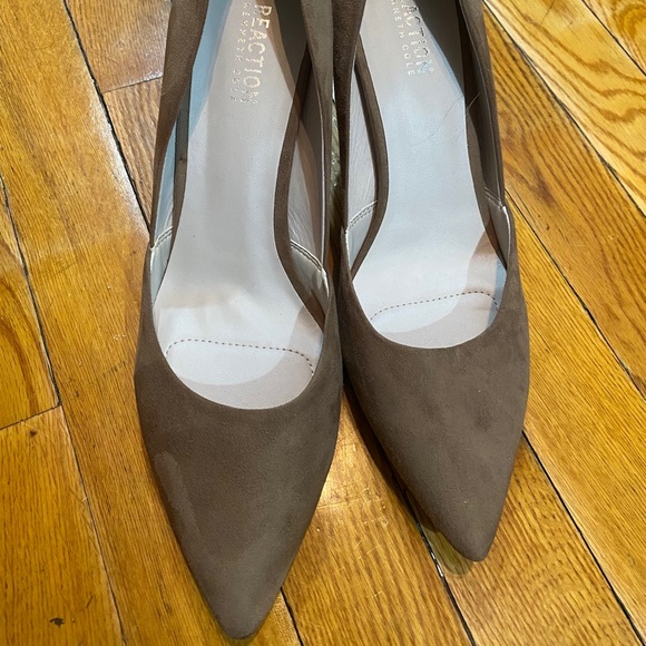Kenneth Cole Reaction Pumps - Picture 3 of 5